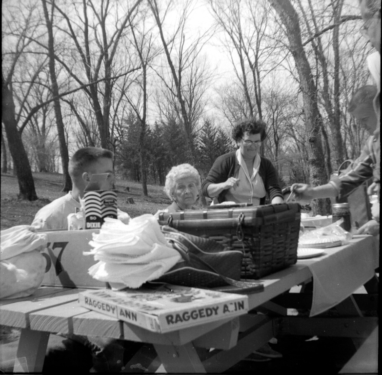 Picnic Keith Noel Gilchrist, Jennie Squire Redhead, Mildred Grace Redhead, Wesley Dean Redhead, Herbert Henry Redhead