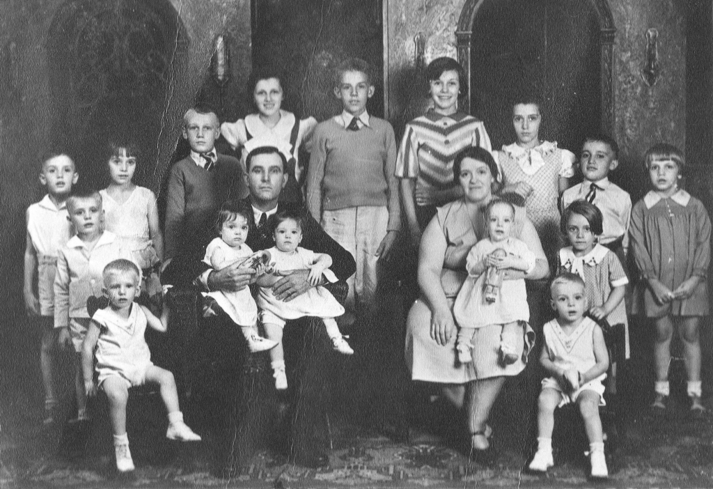 The Gilchrist Family 1933 - Sixteen Children - Eight Boys - Eight Girls - Threes sets of Twins - One set of Triplets -  Pocahontas, Iowa <br />BACK: Corliss Dee, Corrine Lee, Willard Milton (Bill), Helen Lucuille, James Cleland, Hannah Catherine (Kate), Arrah Jeanette (Janet), Darland (Don), Darlene<br />MIDDLE: John Lowell (Jack), James Cleland, Arrah Vaught Richards, Nancy Ann<br />FRONT: Kenneth Neil, Joan, Janice, Gene, Keith Noel