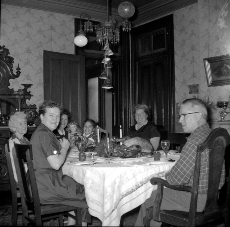 Frances Marion Crowe, Jennie Squire Redhead, Mildred Grace Crowe Redhead , Linda Jean Gilchrist, Ruby Crowe Keefner, Herbert Henry Redhead