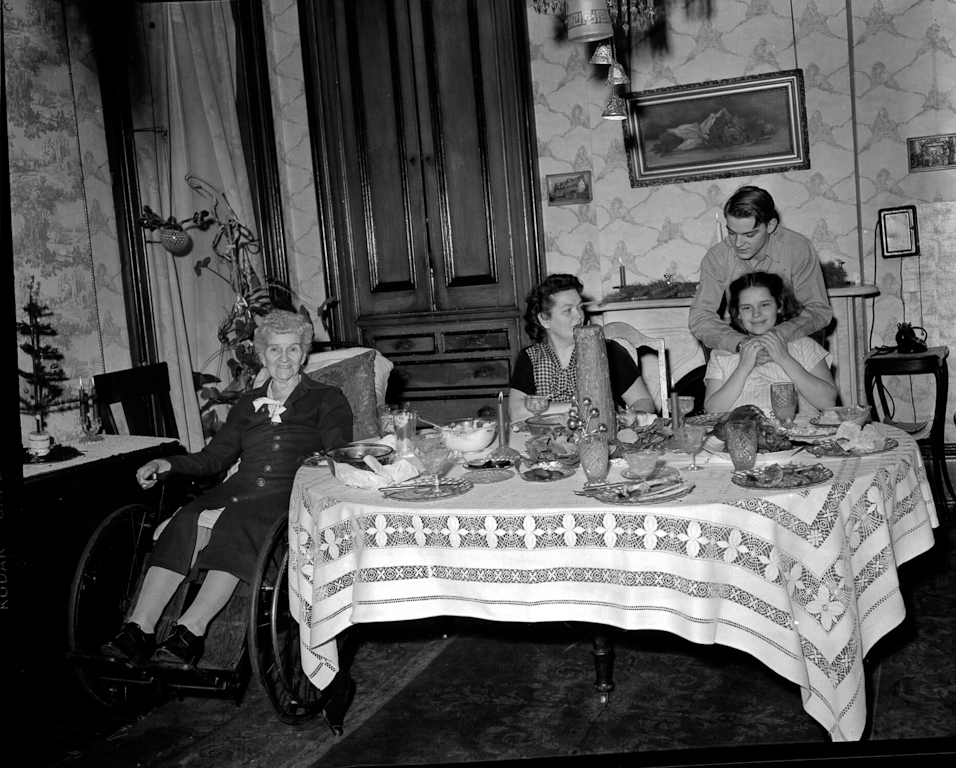 Christmas - Jennie Squire Redhead, Mildred Grace Crowe Redhead, Mildred Joy Redhead Gilchrist, Keith Noel Gilchrist