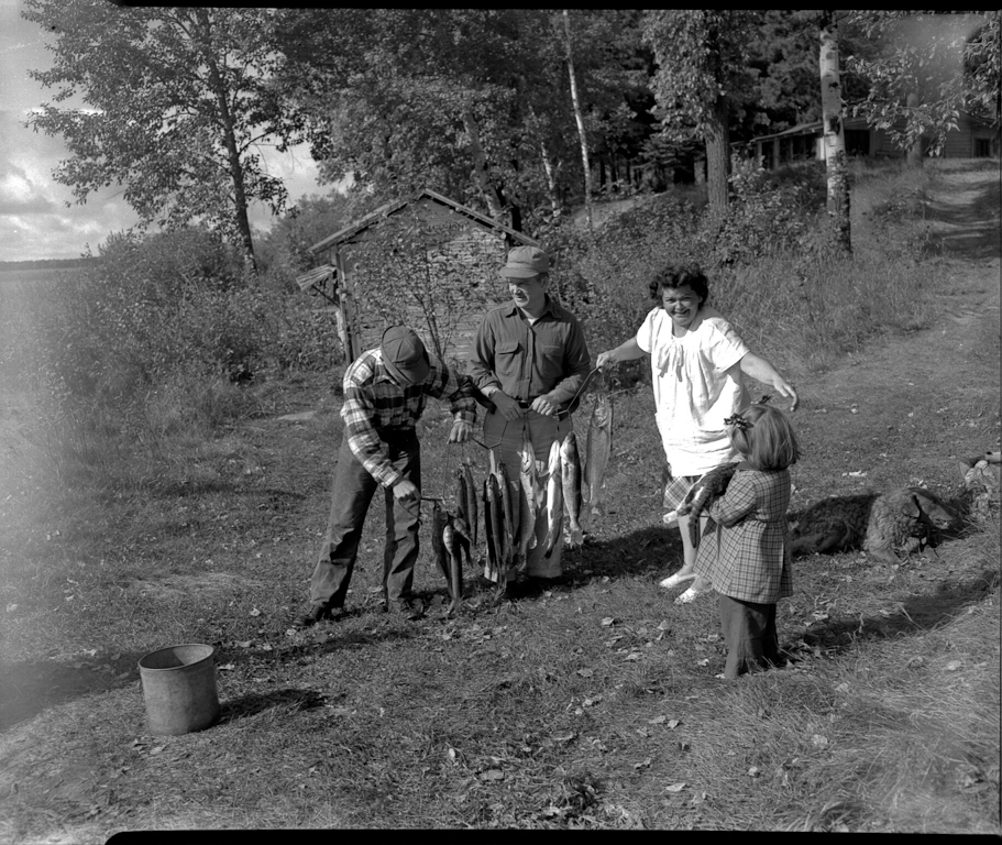 Keith Noel Gilchrist, Wesley Dale Redhead, Mildred Grace Crowe Redhead, LInda Jean Gilchrist with a cat